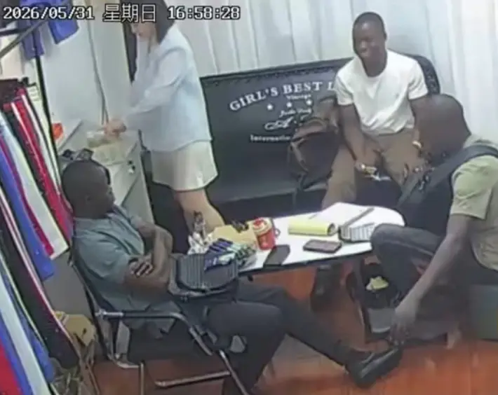 《三个黑人买衣服》监控视频完整版高清播放 - 美女老板娘应对全过程无删减 - 三个黑人买衣服2026黑料事件免费观看