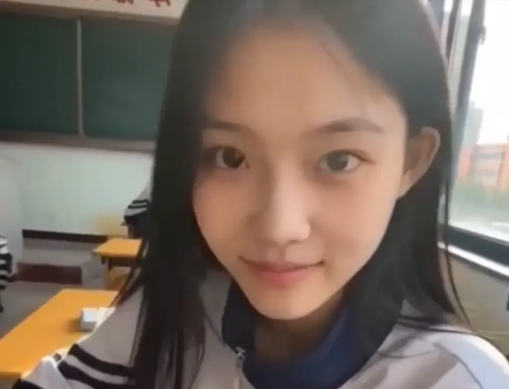 《我的十八岁女友》无删减版在线播放 - 黄果AI短剧高甜治愈全集 - 4K蓝光画质免费观看 - 追完又想谈恋爱了结局太甜